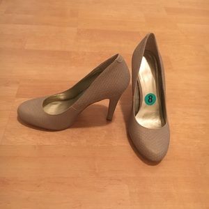 Jessica Simpson pumps